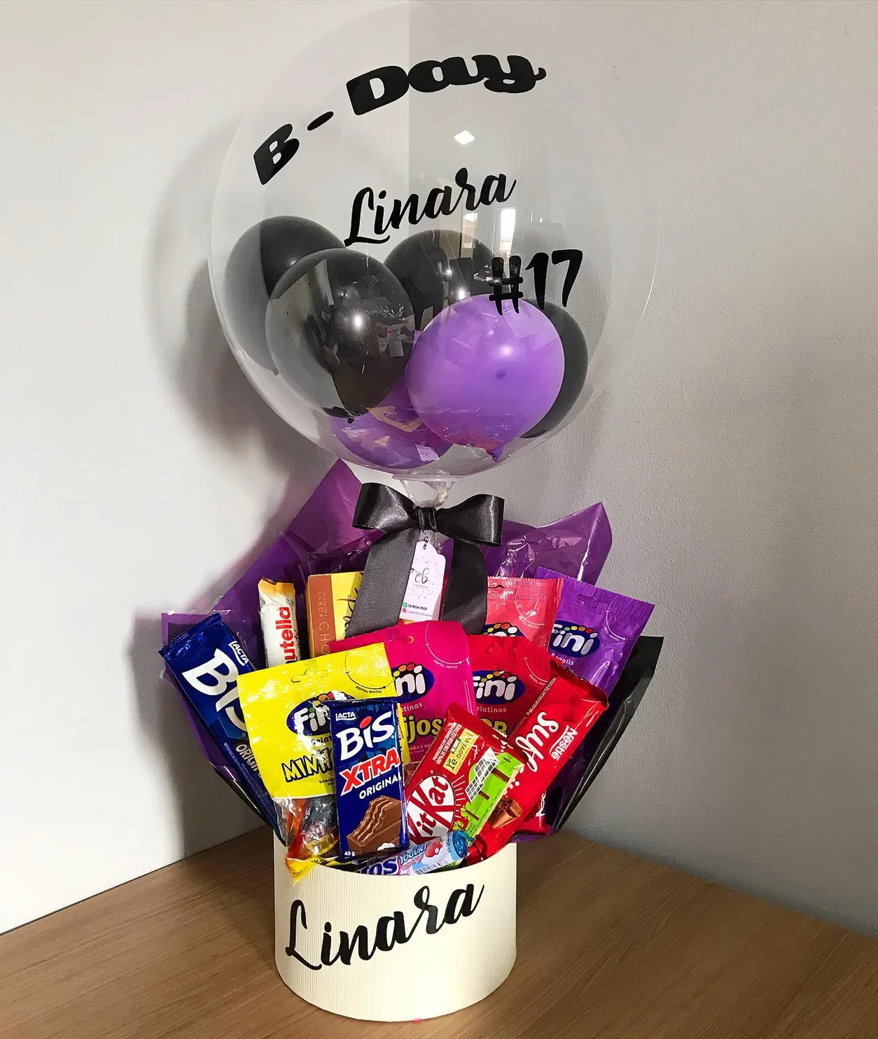 Caixa Box com balão B-Day com o nome Linara